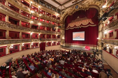 Napoli-come-un-Romanzo-lezioni-di-storia-al-Teatro-Bellini